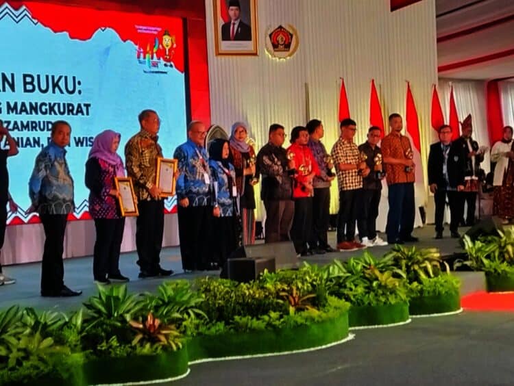 Benyamin Davnie dan Zaki Iskandar Terima Pin Emas PWI