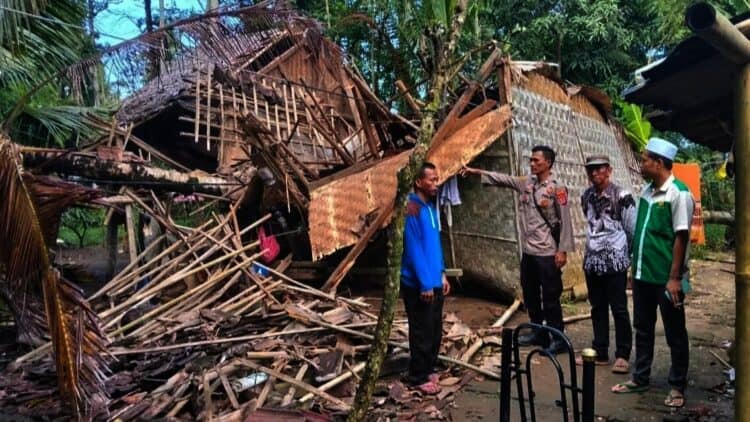 Rumah warga di Kecamatan Panimbang, Kabupaten Pandeglang, hancur tertimpa pohon Kelapa yang tumbang. (ISTIMEWA)