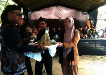 Sekretaris DPKP Pandeglang, Wahyu Widiyanti, menerima hasil panen secara simbolis. (ISTIMEWA)