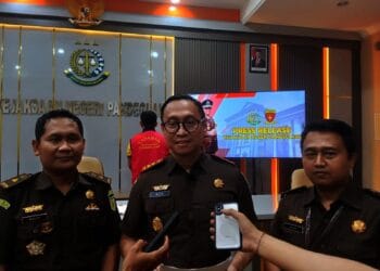 Kajari Pandeglang Aco Rahmadi Jaya, menyampaikan keterangan kepada wartawan, Kamis (13/2/2025). (ADIB FAHRIE/SATELIT NEWS)