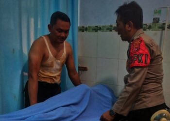 Korban tertimbun tanah, dievakuasi ke Puskesmas Saketi. (ISTIMEWA)
