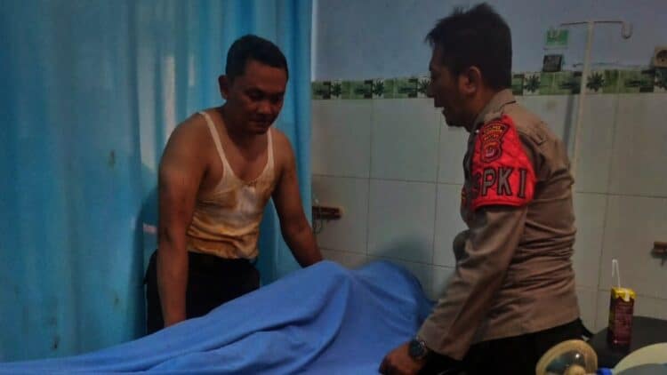 Korban tertimbun tanah, dievakuasi ke Puskesmas Saketi. (ISTIMEWA)