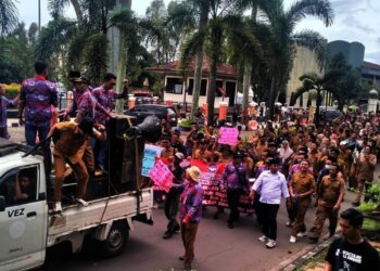 Ratusan aparatur desa yang tergabung dalam Persatuan Perangkat Desa Indonesia (PPDI) Kabupaten Pandeglang, berunjuk rasa di depan gedung Badan Pengelola Keuangan Daerah (BPKD) dan DPRD Kabupaten Pandeglang, Senin (17/2/2025). (ADIB FAHRIE/SATELITNEWS.COM)