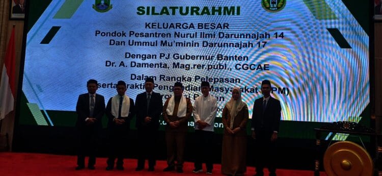 Pj Gubernur Banten A Damenta, melepas peserta PPM Pondok Pesantren Nurul Ilmi Darunnajah 14 dan Darunnajah 17, di Pendopo Gubernur Banten, KP3B Curug, Kota Serang, Selasa (18/2/2025). (LUTHFI/SATELITNEWS.COM)