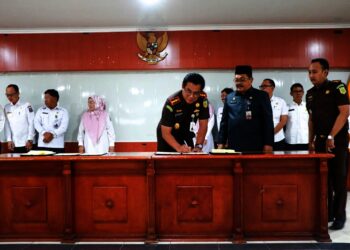 Kejaksaan Negeri (Kejari) Serang dan Pemerintah Kabupaten (Pemkab) Serang, melakukan Penandatanganan Perjanjian Kerja Sama (PKS) tentang penanganan Perkara Berdasarkan Keadilan Restorative, di Aula Tb. Suwandi, Rabu (19/2/2025). (SIDIK/SATELITNEWS.COM)