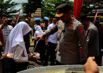 Polda Banten dan YouTuber Bobon Santoso Kolaborasi Dukung Program MBG, Gelar Kegiatan Masak Besar