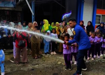 Puluhan pelajar diajarkan cara memadamkan api oleh petugas BPBDPK Pandeglang. (ISTIMEWA)