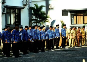 Sejumlah pegawai di lingkungan Pemkab Pandeglang, mengikuti apel pagi. Diketahui, para pegawai mendapatkan potongan jam kerja, selama bulan Ramadhan. (DOKUMEN/SATELITNEWS.COM)
