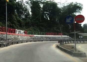 Pengendara motor atau mobil yang melintasi jembatan dua Cilemer atau Goyang Lidah Pandeglang, harus ekstra hati-hati. (ISTIMEWA)