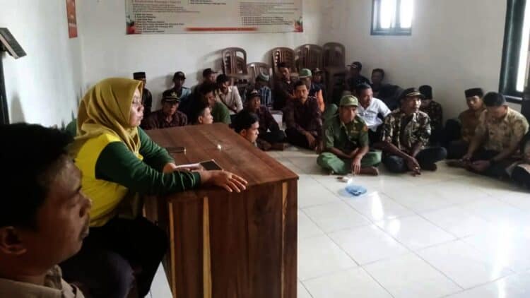 Sejumlah warga Desa Pasirloa, Kecamatan Sindangresmi, Kabupaten Pandeglang, mengikuti Musrenbangdes. (ISTIMEWA)