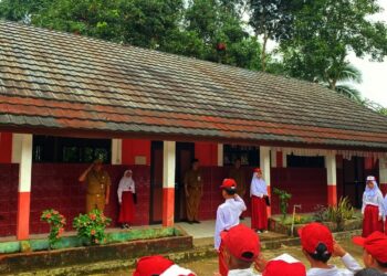 Kepala Desa Bandung, Kecamatan Banjar, Kabupaten Pandeglang, Wahyu Kusnadiharja, saat menjadi Pembina Upacara Pengibaran Bendera di SDN Bandung 1, Senin (3/2/2025). (ISTIMEWA)