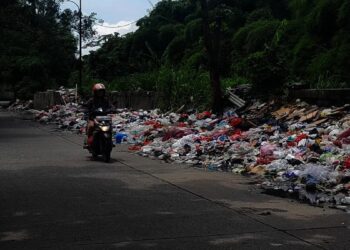 Tumpukan Sampah "Makan" Setengah Badan Jalan Kalisabi Cibodas, Warga Mengeluh