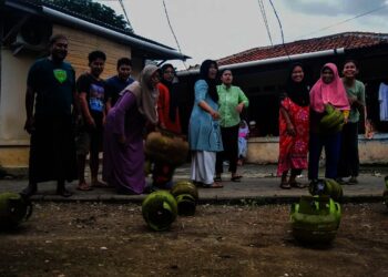 Protes Kelangkaan, Emak-emak di Kota Tangerang Lempar Tabung Gas Melon