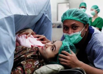 Momen Haru Ketika Rizky Febian Menangis saat Anak Pertamanya Lahir Caesar