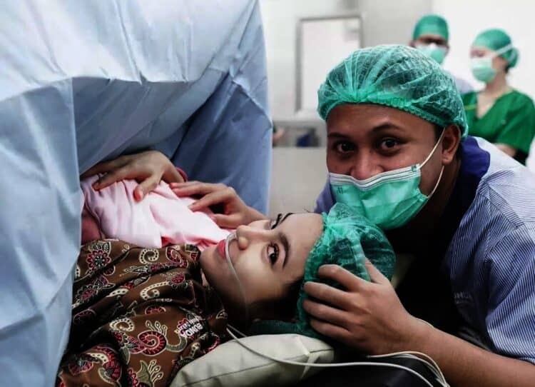 Momen Haru Ketika Rizky Febian Menangis saat Anak Pertamanya Lahir Caesar