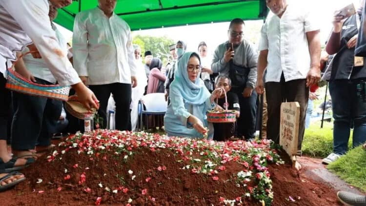 Tangis Rieke Diah Pitaloka, Utang Janji Urus Tanah Mat Solar