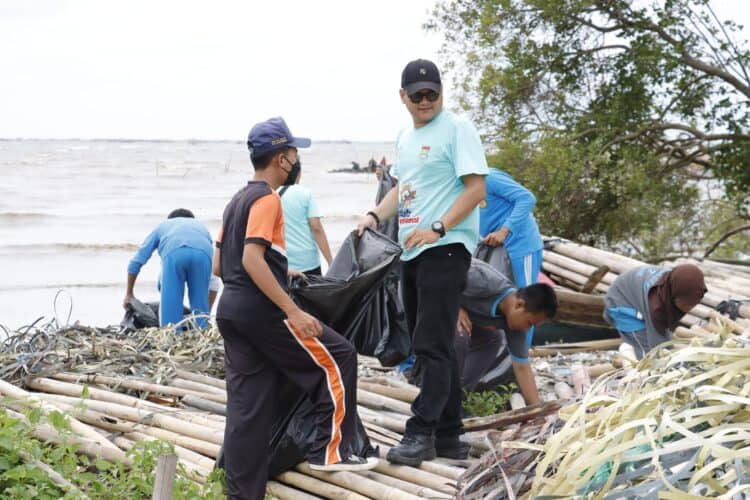 Peringati HPSN 2025, Pemkab Tangerang Bersihkan Pantai dan Tanam Mangrove