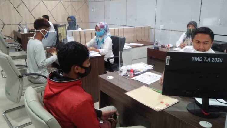 Sejumlah pegawai MPP, memberikan pelayanan administrasi kepada masyarakat Pandeglang. Mulai besok, masyarakat tidak bisa melakukan perekaman di kantor kecamatan melainkan harus ke MPP atau kantor Disdukcapil. (DOKUMEN/SATELITNEWS.COM)