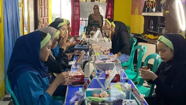 Sejumlah pencari kerja, diberikan pelatihan tata rias sebagai bekal dan pengalaman yang bisa digunakan ketika melamar pekerjaan. (ISTIMEWA)