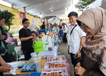 Bupati Pandeglang Rd. Dewi Setiani, mengunjungi Bazar Kadaharan Buka Puasa, yang digelar Porwan Pandeglang di Jalan Kesehatan, depan Masjid Agung Ar Rahman, Rabu (5/3/2025). (ISTIMEWA)