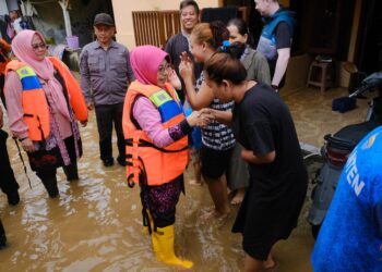 Tinjau Lokasi Banjir, Bupati Pandeglang Serahkan Bantuan