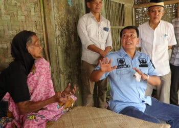 Kunjungi Ibu Wantin, Bupati Tangerang Instruksikan Kecamatan dan Desa Gotong Royong Renovasi Rumah Agar Layak Huni