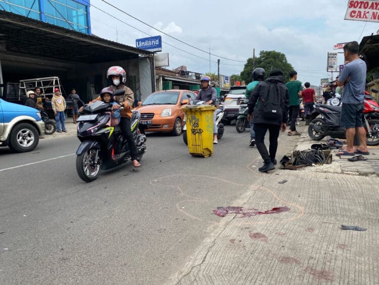 Minibus Tabrak Pemotor di Jalan Benda Raya Pamulang, Dua Orang Terluka