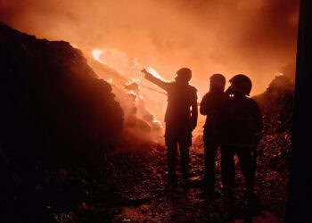 Satu Anggota BPBD Kota Tangerang Terperosok hingga Alami Luka Bakar Saat Padamkan Api di Pabrik Limbah Plastik Sepatan Timur