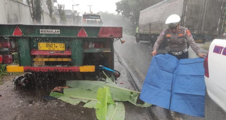 Pemotor di Lebak Tewas Usai Tabrak Truk Tronton