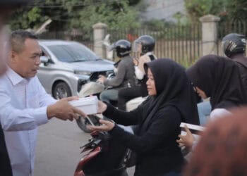 Bersama PWI dan PHRI, Ketua DPRD Kabupaten Tangerang Bagikan Takjil Ramadhan