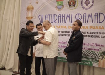 PWI Berikan Pin Emas untuk Zaki, Bukti Nyata Sinergi Pemkab Tangerang dengan Pers