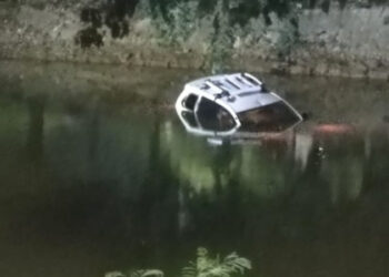 Apes, Pengendara dan Mobil Tercebur ke Kali Bayur Karawaci