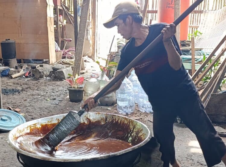 Dodol Betawi Cilenggang, Tetap Pakai Peralatan Tradisional Demi Jaga Cita Rasa