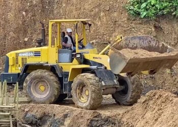 Usai Dibersihkan Secara Bergotong Royong, Jalan Cipanas-Ciparay Bisa Dilalui