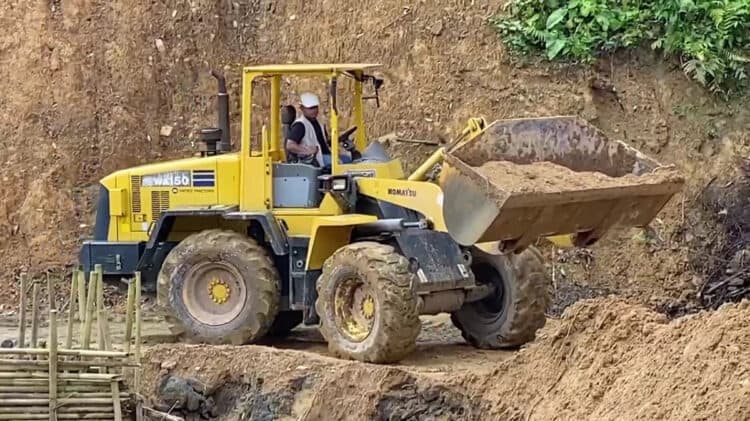 Usai Dibersihkan Secara Bergotong Royong, Jalan Cipanas-Ciparay Bisa Dilalui