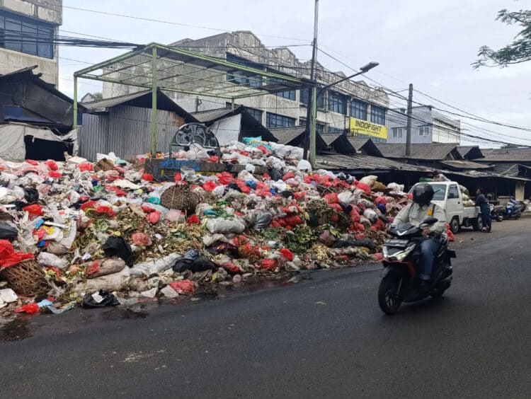 Pengangkutan Sampah Terganggu Setelah Pejabat DLH Tangsel Ditahan