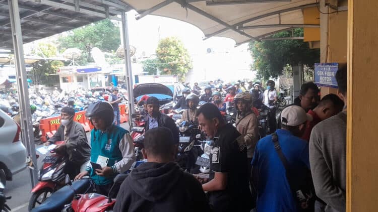 Hari Pertama Pemutihan PKB, Ribuan Warga Padati Samsat Cikokol Tangerang