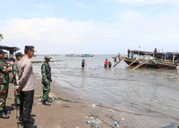 Babinsa Teluknaga Lakukan Monitoring Pengamanan di Lokasi Wisata Tanjung Pasir