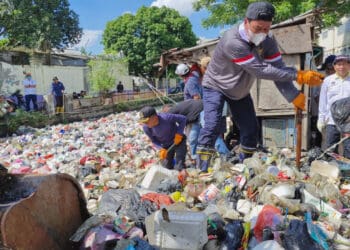 Bupati Tangerang Terjun Langsung Bersihkan Sampah di Teluknaga