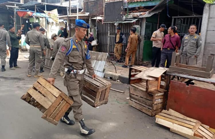 Ratusan Lapak PKL di Kawasan Pasar Ciputat Ditertibkan