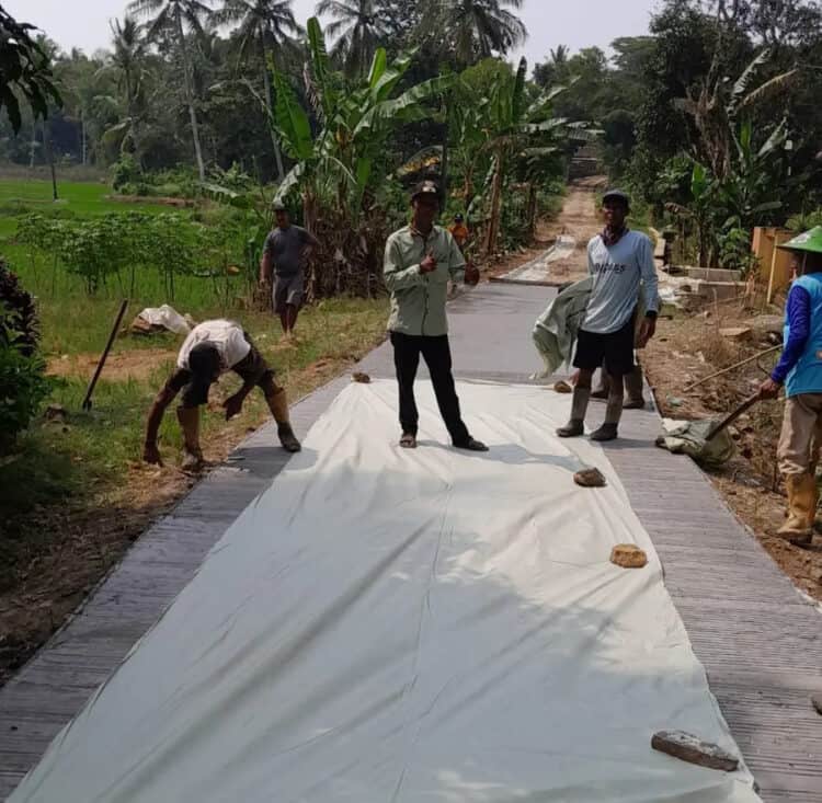 Dana Desa Tahap Satu Mulai Digunakan, Jalan Desa Karangsari Dibangun