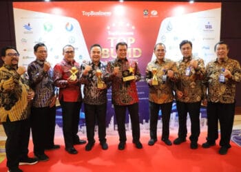 Bupati Tangerang Terima Penghargaan Top Pembina BUMD