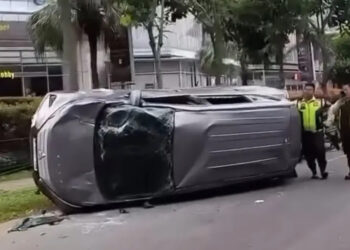 Mobil terguling di Alam Sutera. (ISTIMEWA)