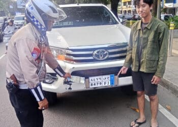 Polisi Tindak Pengendara Minibus Berplat Asing yang Melintas di Tangsel