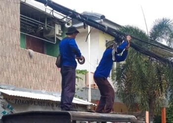 Kabel Menjuntai di Ciledug Ditertibkan