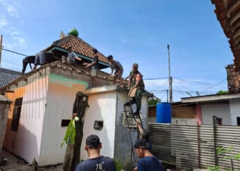 TNI dan Warga Kompak Renovasi Mushola Miftahul Huda di Curug