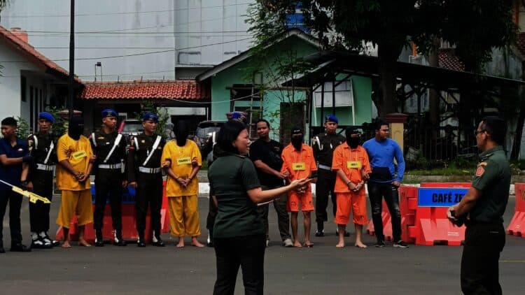 Dua Oknum Anggota TNI Ikuti Rekonstruksi Penganiayaan Hingga Tewas di Serang