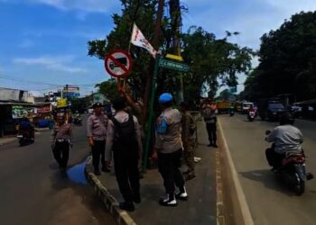 Dipasang di Ruang Publik, Puluhan Atribut Ormas di Tangsel Ditertibkan