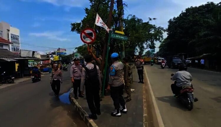 Dipasang di Ruang Publik, Puluhan Atribut Ormas di Tangsel Ditertibkan