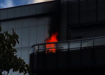 Diduga Akibat Puntung Rokok, Papan Reklame Terbakar di Lantai 3 BXC Bintaro